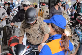 Nhân viên Petrolimex đang bán xăng cho khách hàng. (Ảnh: Đức Duy/Vietnam+)