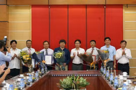 Lãnh đạo Tập đoàn Dầu khí Việt Nam trao quyết định cho các cán bộ được điều động bổ nhiệm. (Ảnh: pvn.vn)