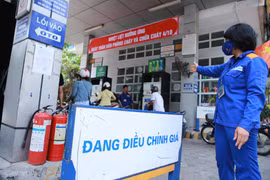 Một cửa hàng của Petrolimex chuẩn bị điều chỉnh giá. (Ảnh: Đức Duy/Vietnam+)