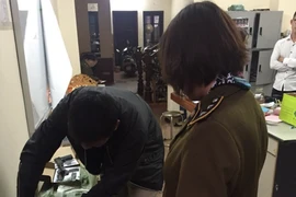 Đoàn kiểm tra liên ngành số 2 thu giữ hơn 100 súng đồ chơi bạo lực. (Ảnh: Đức Duy/Vietnam+)