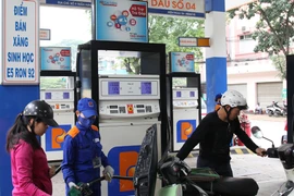 Petrolimex sẽ ngừng bán xăng RON 92 và thay thế bằng xăng sinh học E5 từ 1/1/2018. (Ảnh: Doãn Đức/Vietnam+)