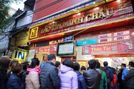 Xếp hàng mua vàng cầu may trong ngày Thần Tài. (Ảnh: PV/Vietnam+)