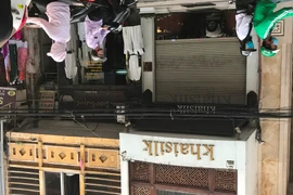 Cửa hàng Khaisilk trên phố Hàng Gai sau khi bị cơ quan chức năng kiểm tra. (Ảnh: Đức Duy/Vietnam+)