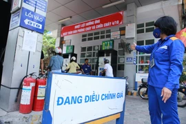 Cửa hàng trực thuộc Petrolimex chuẩn bị điều chỉnh giá bán lẻ xăng, dầu. (Ảnh: Đức Duy/Vietnam+)