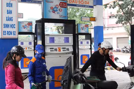 Petrolimex sẽ ngừng bán xăng RON 92 và thay thế bằng xăng sinh học E5 từ 1/1/2018. (Ảnh: Doãn Đức/Vietnam+)