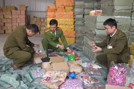 Lực lượng Công an và Quản lý thị trường phối hợp bắt giữ hàng lậu. (Ảnh: Đức Duy/Vietnam+)