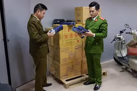 Đội Quản lý thị trường số 4 phối hợp với Công an kinh tế quận Thanh Xuân thu giữ 700 cây thuốc lá ngoại nhập lậu. (Ảnh: Đức Duy/Vietnam+)