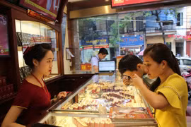 Khách hàng đang giao dịch vàng miếng. (Ảnh: Đức Duy/Vietnam+)