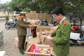 Lực lượng Công an và Quản lý thị trường phối hợp kiểm tra hàng hóa. (Ảnh: Đức Duy/Vietnam+)
