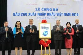 Lãnh đạo Bộ Công Thương chủ trì lễ công bố Báo cáo xuất nhập khẩu 2016. (Ảnh: Đức Duy/Vietnam+)