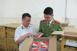 Lực lượng 389 quận Hai Bà Trưng tiến hành tiêu hủy hàng vi phạm. (Ảnh minh họa. Nguồn: Đức Duy/Vietnam+)