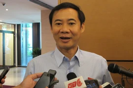 Đại biểu Nguyễn Thái Học, đoàn Phú Yên đang trao đổi với báo chí. (Ảnh: Đức Duy/Vietnam+)