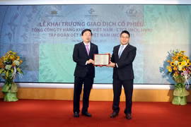 Lãnh đạo Vinatex trong ngày giao dịch đầu tiên trên sàn UpCoM. (Ảnh: Đức Duy/Vietnam+)