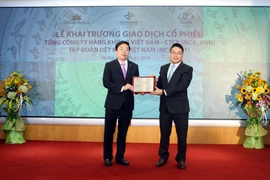 Lãnh đạo Vinatex trong ngày giao dịch đầu tiên trên sàn UpCoM. (Ảnh: Đức Duy/Vietnam+)