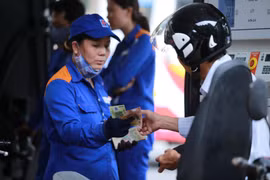Nhân viên Petrolimex đang bán xăng cho khách hàng. (Ảnh: Đức Duy/Vietnam+)