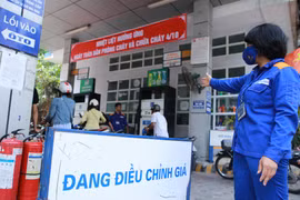Cửa hàng trực thuộc Petrolimex chuẩn bị niêm yết giá bán lẻ xăng, dầu theo mức điều chỉnh mới. (Ảnh: Đức Duy/Vietnam+)