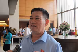 Ông Hồ Đức Phớc, Tổng Kiểm toán Nhà nước đang trao đổi bên lề Quốc hội. (Ảnh: Đức Duy/Vietnam+)