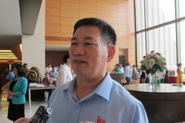 Ông Hồ Đức Phớc, Tổng Kiểm toán Nhà nước đang trao đổi bên lề Quốc hội. (Ảnh: Đức Duy/Vietnam+)