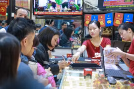 Khách hàng đang giao dịch vàng miếng tại Công ty Bảo Tín Minh Châu Hà Nội. (Ảnh: Đức Duy/Vietnam+)