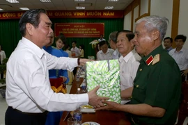 Thường trực Ban Bí thư chúc Tết tướng lĩnh, cán bộ hưu Cần Thơ