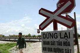 Vượt đường sắt bất chấp đèn cảnh báo, một người bị thương nặng