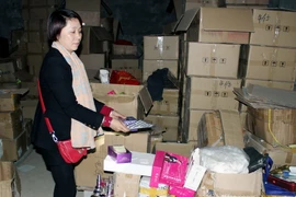 Bắt khẩn cấp đối tượng người Trung Quốc buôn lậu, sản xuất hàng giả