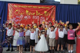 Cộng đồng người Việt khắp nơi tưng bừng đón Tết cổ truyền