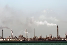 Các tập đoàn dầu khí cắt giảm đầu tư khiến giá dầu phục hồi