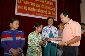 Ban chỉ đạo Tây Nam bộ tặng quà Tết cho hộ nghèo Cần Thơ, Bến Tre