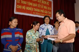 Ban chỉ đạo Tây Nam bộ tặng quà Tết cho hộ nghèo Cần Thơ, Bến Tre