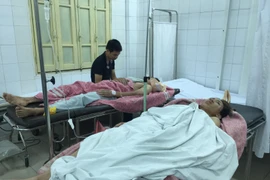 Các nạn nhân từ vụ sập nhà trên phố Cửa Bắc đang được các bác sỹ điều trị. (Ảnh: Tiến Đạt/Vietnam+)