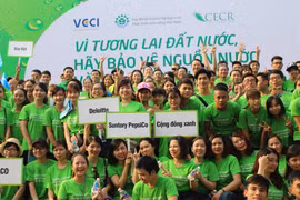 Hơn 1.000 tình nguyện viên tham gia dọn vệ sinh quanh khu vực hồ Bảy Mẫu. (Ảnh: Hùng Võ/Vietnam+)