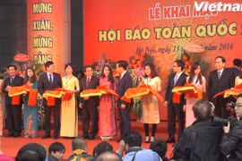 Các đại biểu đã cùng nhau cắt bănh khai mạc hội báo xuân 2016. (Nguồn: Vietnam+)