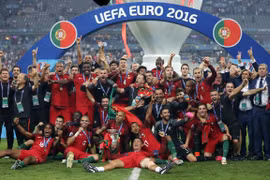 Các cầu thủ Bồ Đào Nha ăn mừng chức vô địch Euro 2016. (Nguồn: France24)
