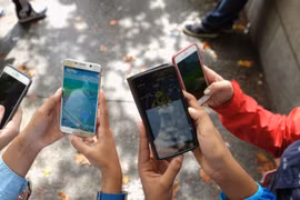 "Cơn sốt" Pokemon Go đang có tác động rất lớn tới xã hội. (Nguồn: bustle)