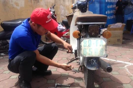 Xe ôm miễn phí phục vụ thí sinh cũng như người nhà trong ngày thi đầu tiên. (Ảnh: Sơn Bách/Vietnam+)