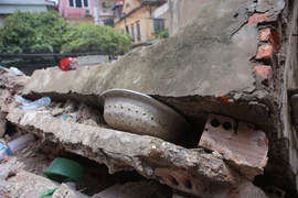 Đống đổ nát tại hiện trường sau khi các nạn nhân được cứu hộ. (Ảnh: Minh Sơn/Vietnam+)