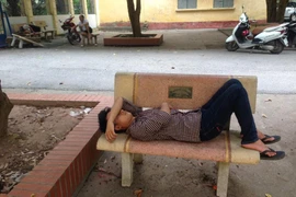 Nhiều phụ huynh và thí sinh do nhà ở xa đã phải nghỉ lại ở ngay các điểm thi. (Ảnh: Sơn Bách/Vietnam+)