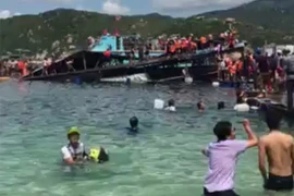 Một nhà nổi ở vịnh Vĩnh Hy, Ninh Thuận bất ngờ bị sập do lượng khách quá tải và nhà nổi làm sơ sài. (Nguồn: CTV)