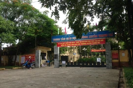 Toàn cảnh điểm thi vắng vẻ, thí sinh đầu tiên đã hoàn thành bài thi và ra về sớm. (Ảnh: Sơn Bách/Vietnam+)