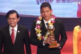 Tiền đạo Anh Đức giành Quả bóng vàng.