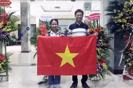 Thầy cô, gia đình chúc mừng Minh Trang sau khi giành Huy chương Vàng Olympic Hóa học quốc tế (IChO) lần thứ 52, năm 2020. (Ảnh: TTXVN)