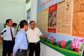 Khách tham quan triển lãm trong ngày khai mạc. (Ảnh: Tường Vi/TTXVN)