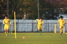 Tiền đạo Tiến Linh, Đức Chinh và hậu vệ Đình Trọng (từ trái qua) tích cực luyện tập. (Ảnh: Hoàng Linh/TTXVN)