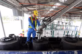 Xuất xăng dầu cho xe bồn tại PV OIL Nhà Bè, Thành phố Hồ Chí Minh. (Ảnh: Huy Hùng/TTXVN)