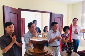 Lễ dâng hương Chủ tịch Hồ Chí Minh. (Ảnh: CTV/Vietnam+)