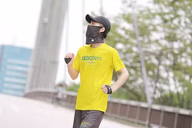 Khẩu trang của thương hiệu trang phục thể thao Nhật Bản Descente bán kèm theo túi làm mát. (Nguồn: news.trust.org)