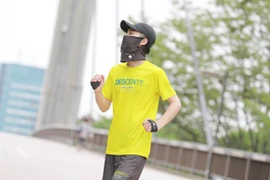 Khẩu trang của thương hiệu trang phục thể thao Nhật Bản Descente bán kèm theo túi làm mát. (Nguồn: news.trust.org)
