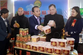 Lãnh đạo tỉnh Nam Định và Cục Xúc tiến thương mại cùng các đại biểu thăm quan các gian hàng tại Hội chợ Công thương khu vực phía Bắc-Nam Định năm 2020. (Ảnh: Nguyễn Lành/TTXVN)