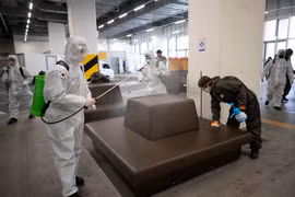 Phun thuốc khử trùng tại một trạm xe buýt ở Daegu, Hàn Quốc, nhằm ngăn chặn sự lây lan của dịch COVID-19, ngày 14/3/2020. (Ảnh: Yonhap/ TTXVN)